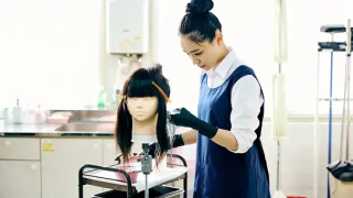 高墙之内的理发室剧照