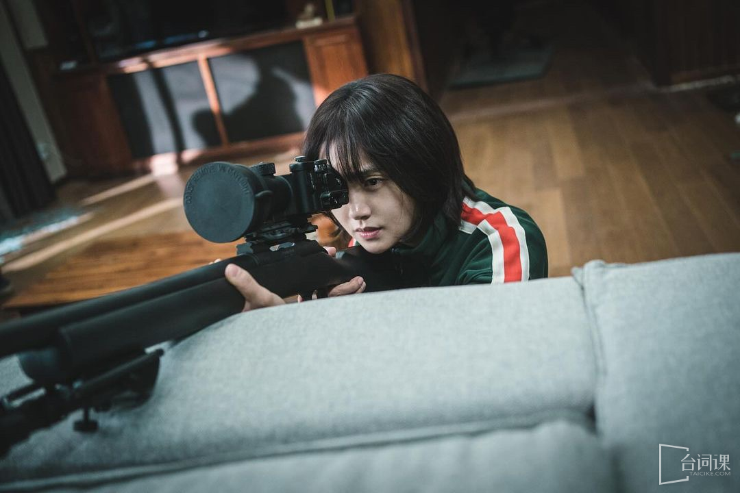 Korean Drama - Murderer's Shopping Mall - Is it a bug that the front cover of the heroine's sniper rifle is not open?